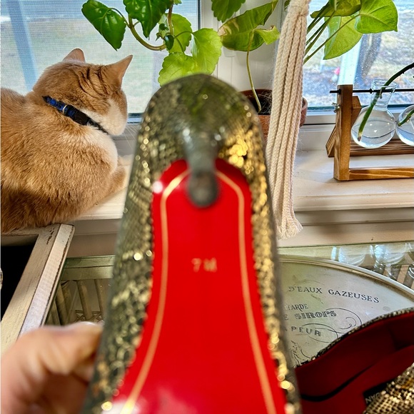 Beautiful Charles Jourdan gold pumps - Picture 2 of 3